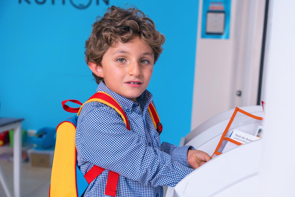 Niño entregando sus tareas en un centro Kumon, listo para continuar su aprendizaje con el método individualizado-Bolivia