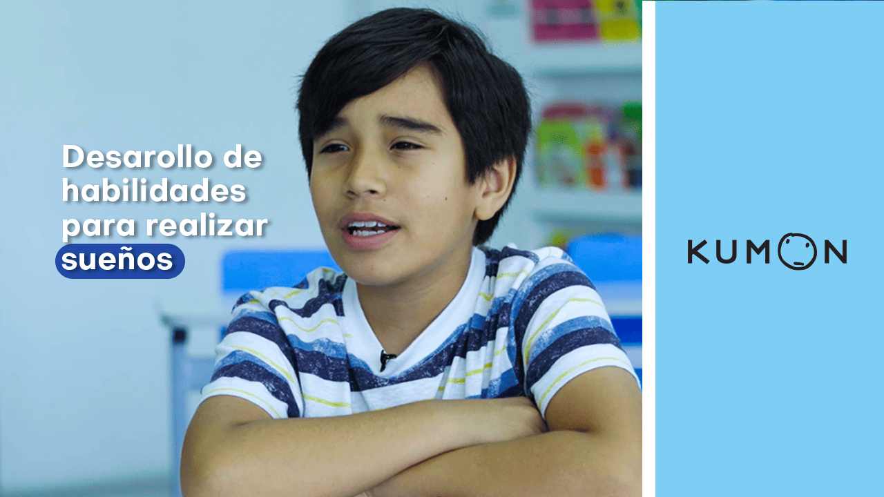 Alumno con los brazos cruzados hablando del desarrollo de habilidades con Kumon-Bolivia