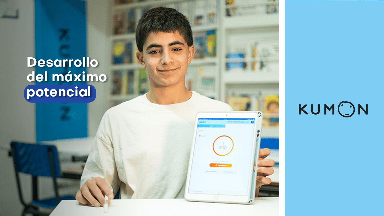 Alumno sentado, sosteniendo una tablet y mostrando su resultado-Bolivia