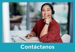 Atendente de Kumon con auriculares, lista para la atención al potencial cliente de Kumon-Bolivia