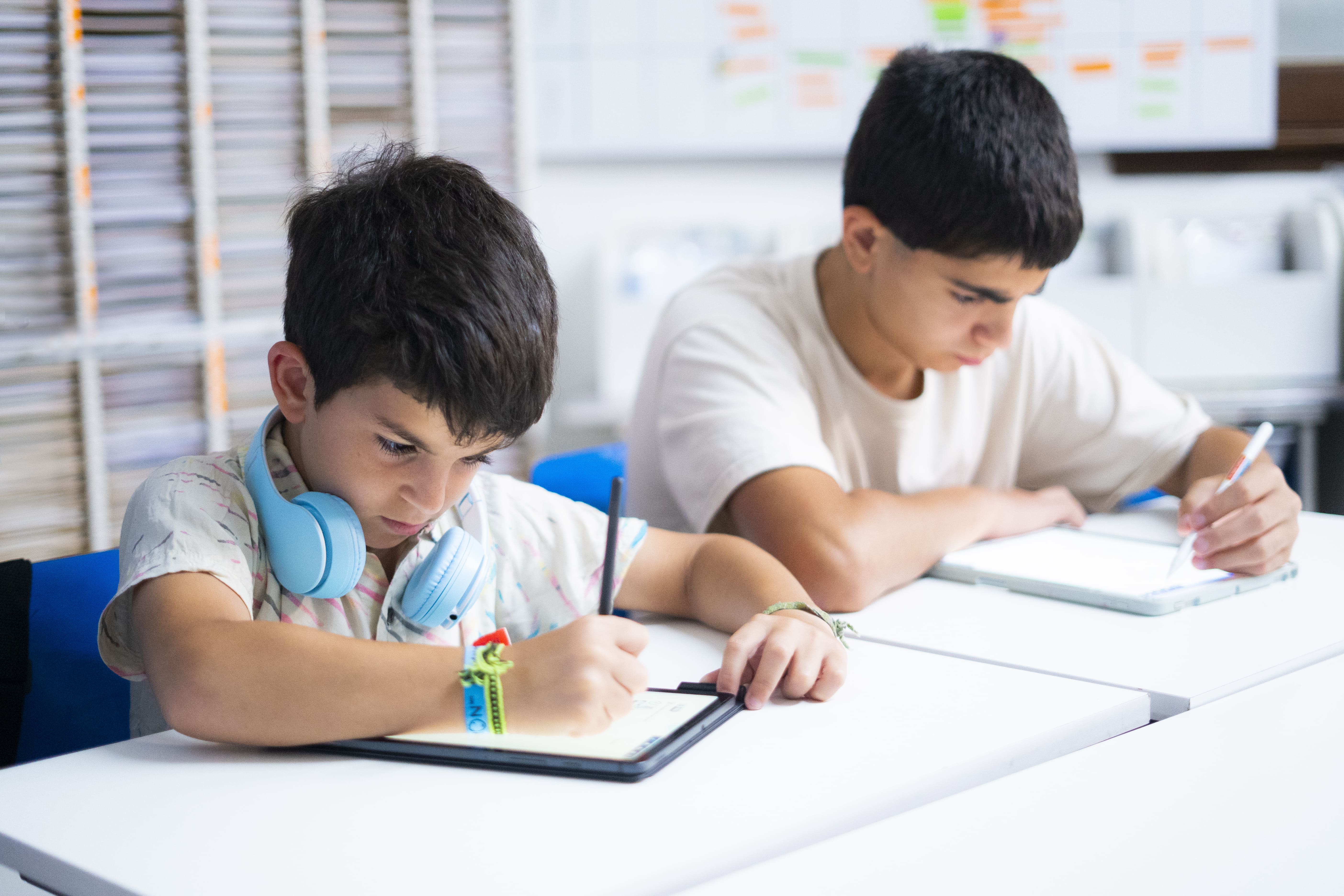 Dos alumnos en un centro Kumon haciendo su tarea de Kumon en la tableta-Bolivia
